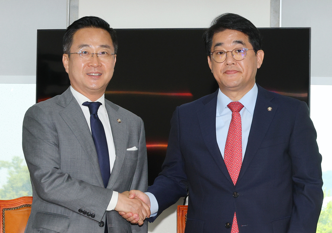 배준영 국민의힘(오른쪽)·박성준 더불어민주당 원내수석부대표는 26일 오전 국회에서 회동을 갖고 6·7월 임시국회 의사일정을 합의했다. (사진=연합뉴스)