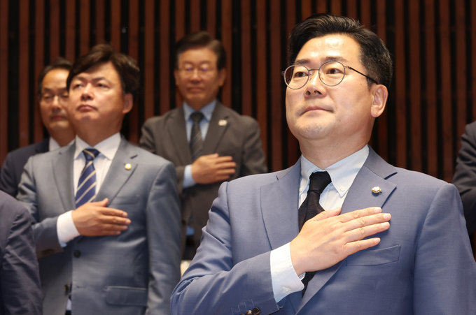 27일 국회에서 열린 더불어민주당 의원총회에 참석한 박찬대 당대표 직무대행 겸 원내대표(맨 오른쪽)과 이재명 전 대표. (사진=연합뉴스)