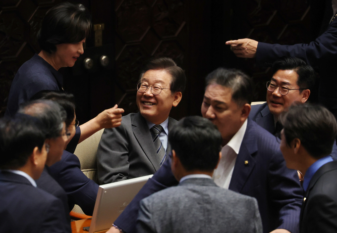 더불어민주당 이재명 전 대표(가운데)가 27일 국회부의장, 상임위원장 선거 투표 등을 하는 국회 본회의장에서 추미애 의원(왼쪽)과 대화하고 있다. (사진=연합뉴스)