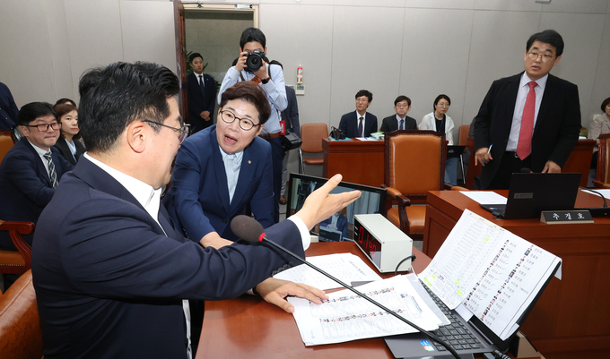 임이자 국민의힘 의원(왼쪽 두번째)이 1일 오후 국회에서 열린 운영위원회 전체회의에서 더불어민주당 소속 박찬대 위원장에게 같은 당 배현진 의원에게 했던 발언과 관련해 항의하고 있다. (사진=연합뉴스)