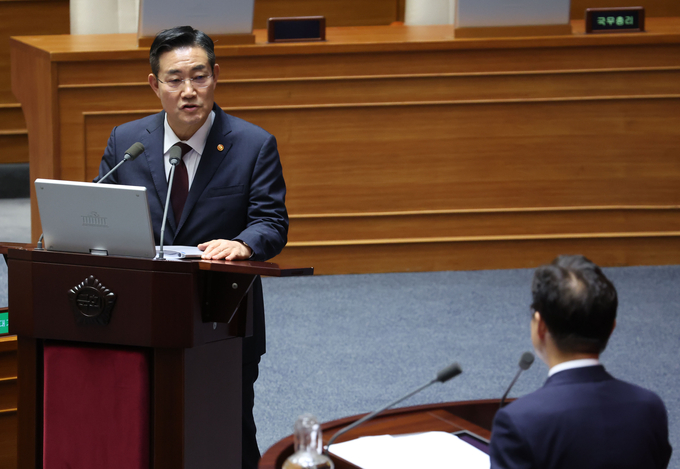 신원식 국방부 장관(왼쪽)이 2일 22대 국회 첫 대정부질문(정치·외교·통일·안보 분야)에서 박범계 민주당 의원의 질의에 답변하고 있다. (사진=연합뉴스)