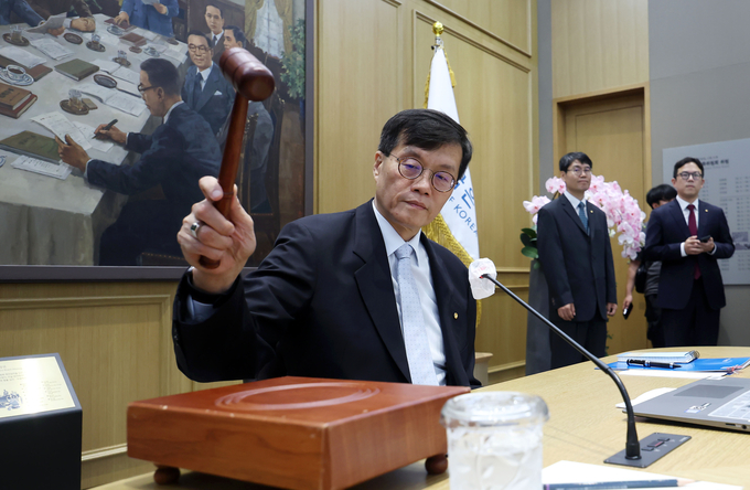 이창용 한국은행 총재가 금융통화위원회 통화정책방향 결정회의에서 의사봉을 두드리고 있다. (사진=연합뉴스 제공)