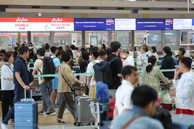 인천국제공항 제1터미널에서 여름휴가를 해외로 떠나는 사람들이 수속 등을 위해 이동하고 있다. (사진=연합뉴스 제공)