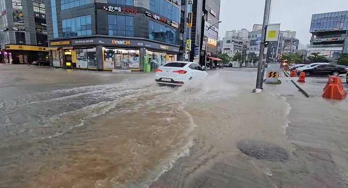 집중호우에 침수된 도로 (사진=연합뉴스 제공)