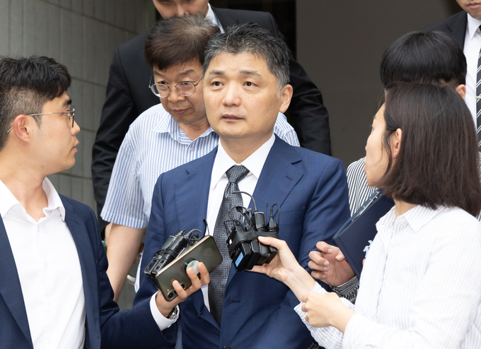 김범수 카카오 경영쇄신위원장이 22일 오후 구속 전 피의자 심문(영장실질심사)을 마치고 서울 남부지방법원을 나서고 있다. (싸진=연합뉴스 제공)