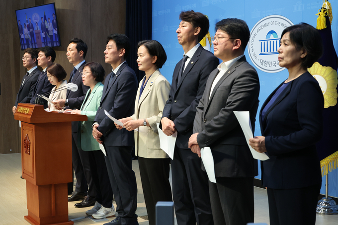 국회 과학기술정보방송통신위원회 소속 야당 의원들이 28일 오후 국회 소통관에서 이진숙 방송통신위원장 후보자의 법인카드 유용 의혹을 확인하기 위해 벌였던 대전MBC 등의 현장검증 결과를 설명하고 있다. (사진=연합뉴스)