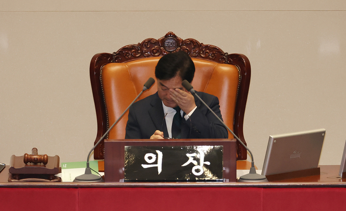 우원식 국회의장이 29일 오전 국회 본회의에서 ‘방송4법’인 방송문화진흥회법(방문진법) 필리버스터 진행 중 피곤한 듯 눈가를 만지고 있다. (사진=연합뉴스)