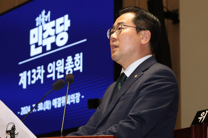박찬대 더불어민주당 당대표 직무대행 겸 원내대표가 30일 오전 국회에서 '방송 4법'을 모두 통과시킨 뒤 개최한 의원총회에서 발언하고 있다. (사진=연합뉴스)