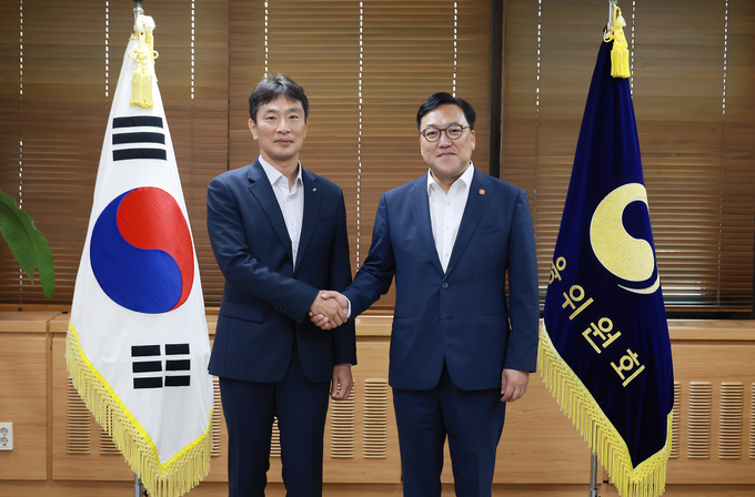 김병환 신임 금융위원장(오른쪽)이 이복현 금융감독원장과 첫 회동을 갖고 기념촬영을 하고 있다. (사진=금융위원회 제공)