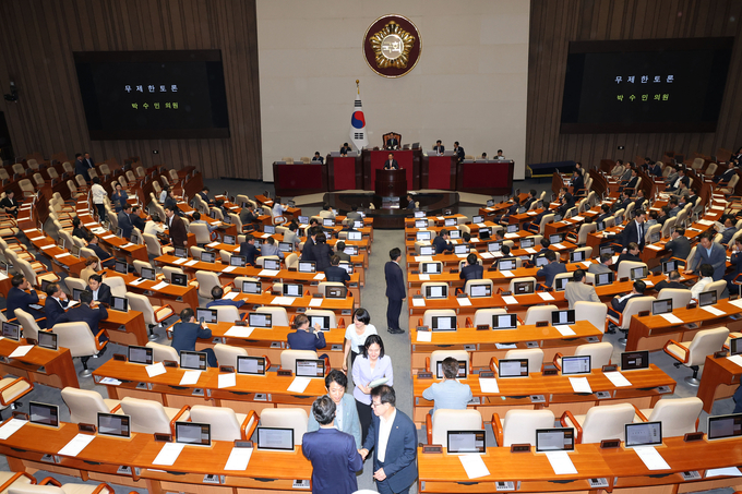 1일 국회 본회의에서 여당의 ‘전 국민 25만원 특별조치법’ 필리버스터가 시작되자 야당 의원들이 본회의장을 나가고 있다. (사진=연합뉴스)