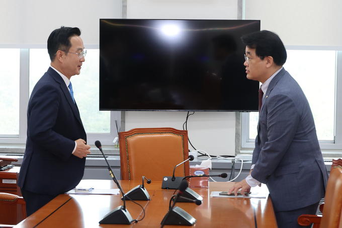 배준영 국민의힘(오른쪽)·박성준 더불어민주당 원내수석부대표가 8일 오전 국회에서 여야정 민생 협의체(협의기구) 구성과 관련해 실무 협의를 하기 위해 마주 앉고 있다. (사진=연합뉴스)
