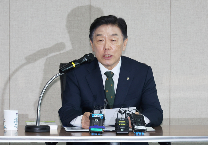 김형석 독립기념관장이 12일 서울 용산구 서울지방보훈청에서 뉴라이트 성향 논란 관련 기자회견을 하고 있다. (사진=연합뉴스)