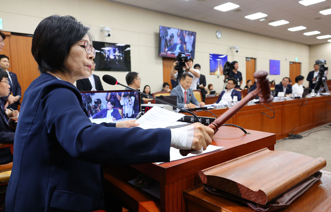 지난 14일 국회에서 열린 과학기술정보방송통신위원회 방송장악 관련 2차 청문회에서 최민희 위원장이 김태규 방통위 위원장 직무대행 증인 고발의 건 가결을 선포하고 있다. (사진=연합뉴스)