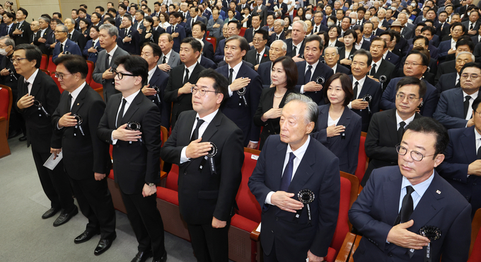 18일 오전 국립서울현충원에서 열린 김대중 전 대통령 서거 15주기 추모식에서 한동훈 국민의힘 대표와 박찬대 더불어민주당 대표 직무대행 겸 원내대표 등 여야 정치인들이 국기에 경례하고 있다. (사진=연합뉴스)