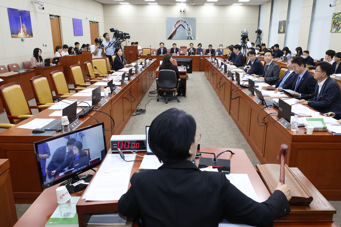 21일 국회 과학기술방송통신위원회의 ‘방송장악 관련 3차 청문회’에서 최민희 위원장이 국민의힘 소속 위원들이 퇴장한 가운데 추가 증인 등 출석요구의 건을 의결하고 있다. (사진=연합뉴스)