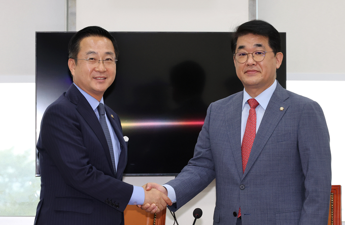 배준영 국민의힘(오른쪽)·박성준 더불어민주당 원내수석부대표가 26일 국회에서 회동을 갖고 22대 정기국회 의사일정을 합의했다. (사진=연합뉴스) 