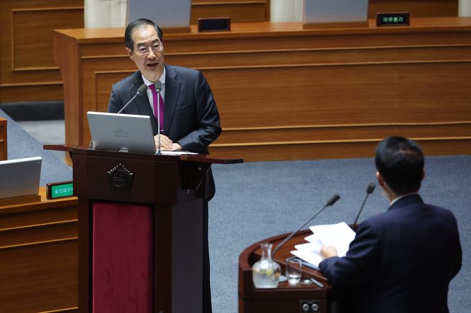 한덕수 국무총리가 9일 오후 국회 본회의장에서 열린 본회의 정치 분야 대정부질문에서 박지원 더불어민주당 의원의 질문에 답하고 있다. (사진=연합뉴스)
