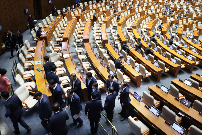 9일 오후 국회 본회의에서 더불어민주당 의원의 대정부질문이 시작되자 국민의힘 의원들이 본회의장에서 나가고 있다. (사진=연합뉴스)