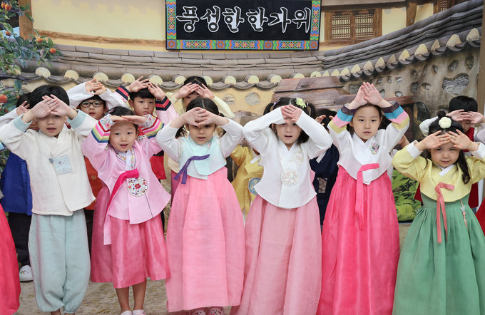 큰절 배우는 원생들. ( 사진 = 연합뉴스 )