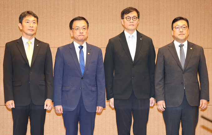 (왼쪽부터)이복현 금융감독원장, 최상목 경제부총리 겸 기획재정부장관, 이창용 한국은행 총재, 김병환 금융위원장이 거시경제금융회의에 참석해 기념촬영을 하고 있다. (사진=연합뉴스 제공)