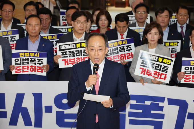 추경호 국민의힘 원내대표가 19일 오후 서울 여의도 국회 로텐더홀에서 야당이 김건희 특검법 등을 강행 처리한 것을 규탄하고 있다. (사진=연합뉴스)