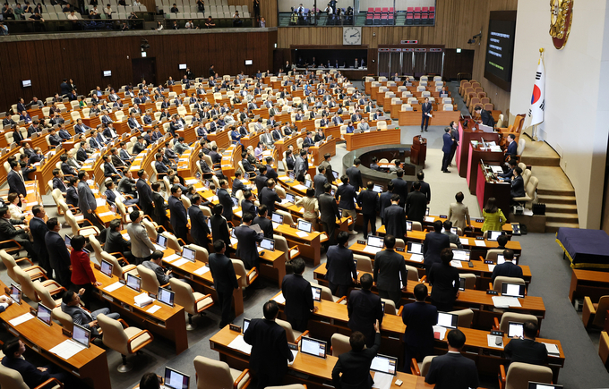 26일 오후 국회에서 열린 본회의에서 여당 추천 몫인 한석훈 국가인권위원 선출안이 부결되자 국민의힘 의원들이 여야 합의안인데 부결했다며 항의하고 있다. (사진=연합뉴스)