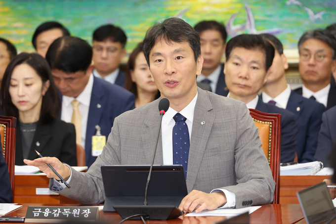 이복현 금융감독원장이 국회 정무위원회 국정감사에서 질의에 답변하고 있다. (사진=연합뉴스 제공)