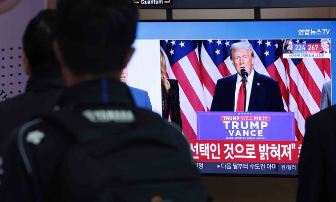 트럼프의 미국 대선 승리 선언 방송 보는 시민들 (사진=연합뉴스 제공)