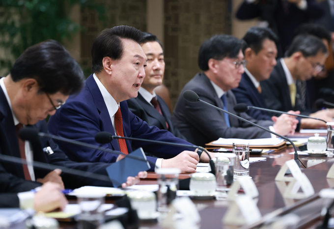 윤석열 대통령이 10일 대통령실에서 대외여건 변화에 따른 긴급 경제·안보 점검회의를 주재했다. (사진=연합뉴스)