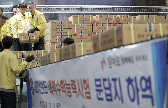 수능 문답지 하역 작업 (사진=연합뉴스 제공)