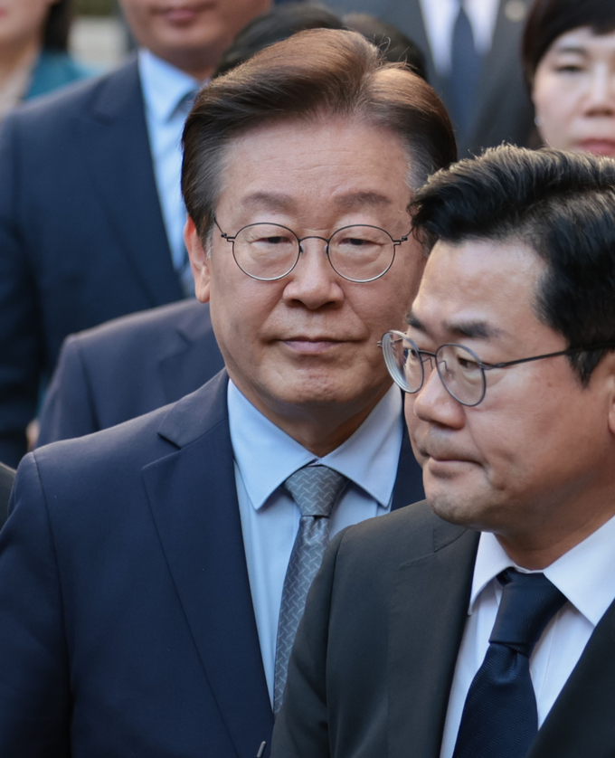 이재명 더불어민주당 대표가 15일 서울 서초구 서울중앙지법에서 열린 공직선거법 위반 혐의 관련 1심 선고를 받은 뒤 법원을 나서고 있다. (사진=연합뉴스)