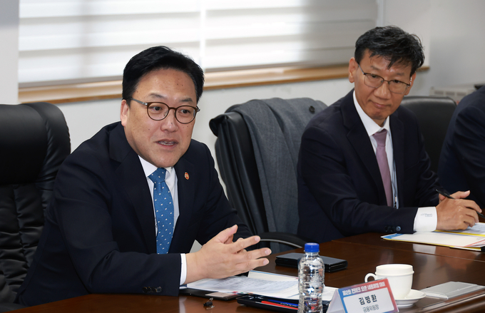 제2회 핀테크 오픈 네트워킹 데이 사전 간담회에서 김병환 금융위원장(왼쪽)이 발언하고 있다. (사진=연합뉴스 제공)