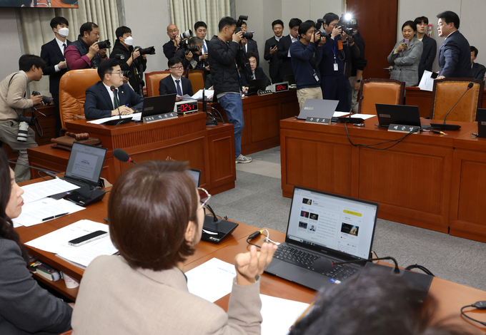  21일 국회 운영위원회 전체회의에서 2025년도 국회, 국가인권위원회, 대통령비서실 및 국가안보실, 대통령경호처 소관 예산안이 회부되자 국민의힘 의원들이 퇴장하고 있다. (사진=연합뉴스)