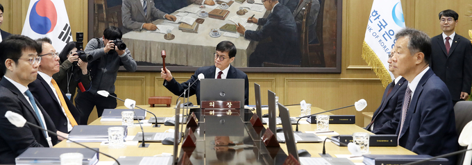 의사봉 두드리는 이창용 한은 총재 (사진=연합뉴스 제공)