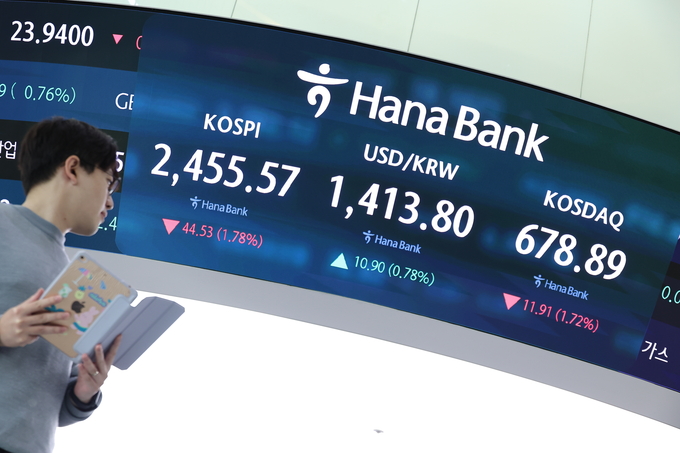 4일 오전 서울 중구 하나은행 딜링룸 전광판에 이날 거래를 시작한 코스피, 원/달러 환율, 코스닥 지수가 표시돼 있다. (사진=연합뉴스 제공)
