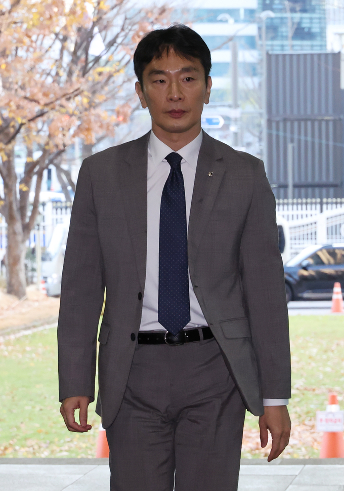 비상계엄이 선포됐다가 해제된 4일 오전 이복현 금감원장이 정부서울청사로 들어오고 있다. (사진=연합뉴스 제공)