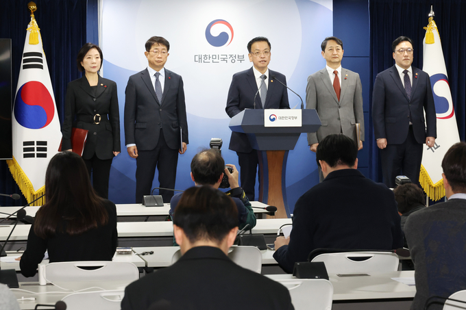 최상목 부총리 겸 기획재정부 장관(가운데)이 4일 서울 종로구 정부서울청사에서 관계장관들과 긴급 경제관계장관회의 합동브리핑을 하고 있다. (사진=연합뉴스 공)
