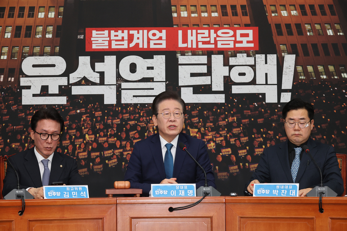 이재명 더불어민주당 대표(가운데)가 5일 국회에서 열린 최고위원회의에 참석해 발언하고 있다. (사진=연합뉴스)