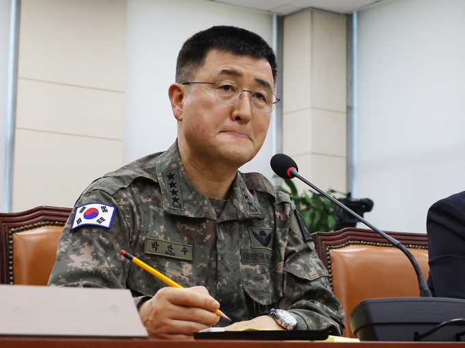 박안수 육군참모총장이 5일 오전 윤석열 대통령의 비상계엄 선포·해제 경위와 관련한 긴급 현안질의가 열린 국회 국방위원회 전체회의에서 의원 질의를 경청하고 있다. (사진=연합뉴스)