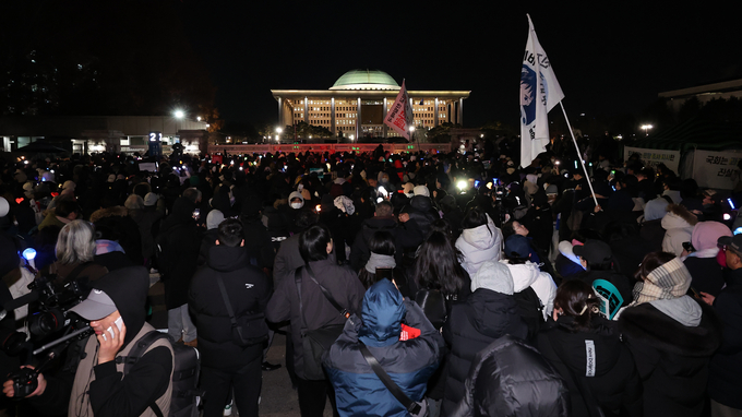 윤석열 대통령에 대한 탄핵소추안이 국회 본회의에서 의결 정족수 미달로 폐기된 7일 오후 시민들이 서울 여의도 국회의사당 앞에서 집회를 이어가고 있다 (사진=연합뉴스 제공)