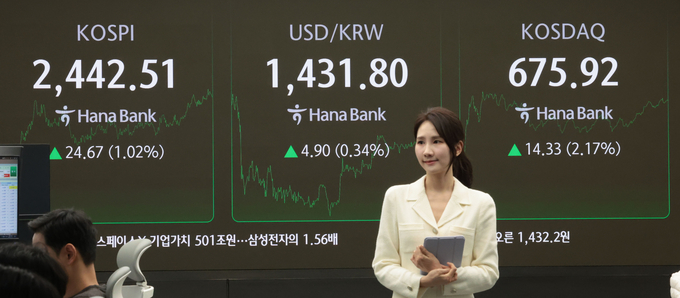 11일 오후 서울 중구 하나은행 딜링룸 (사진=연합뉴스 제공)