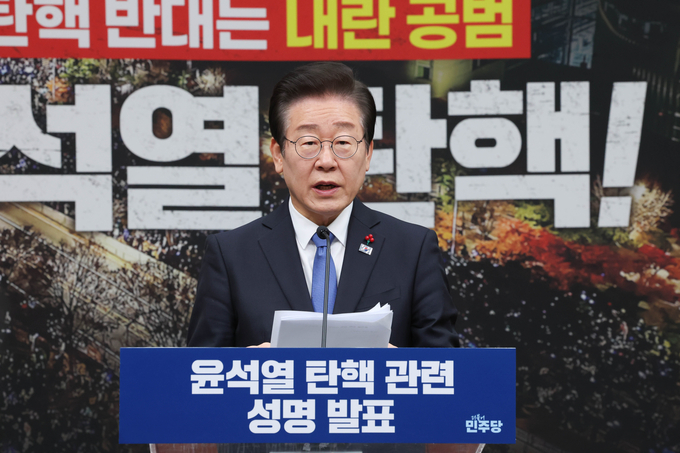 이재명 더불어민주당 대표가 윤석열 대통령의 탄핵소추안 표결을 하루 앞둔 13일 국회에서 탄핵 촉구 성명을 발표하고 있다. (사진=연합뉴스)