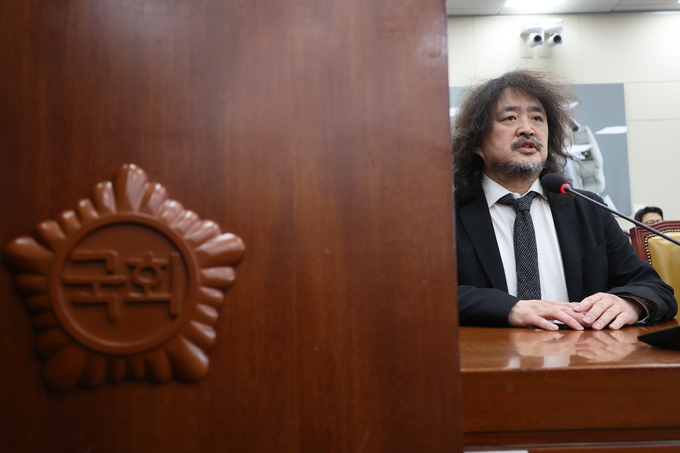 유튜버 김어준 씨가 13일 국회 과학기술방송통신위원회가 진행한 계엄 사태 관련 현안질의에 참고인으로 출석해 있다. (사진=연합뉴스)