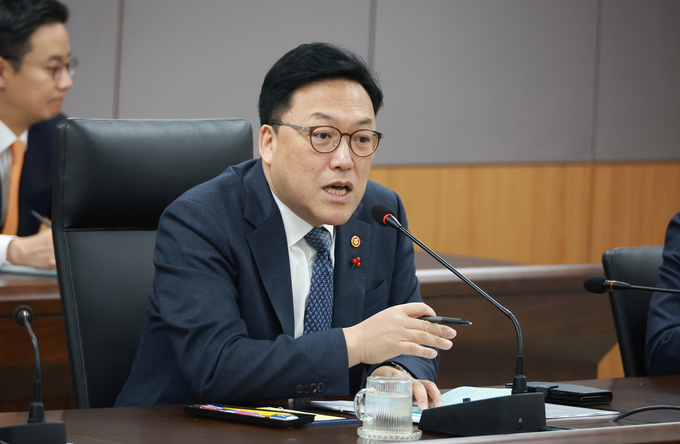 김병환 금융위원장이 16일 열린 확대간부회의에서 직원들에게 당부사항을 전하고 있다. (사진=금융위원회 제공)