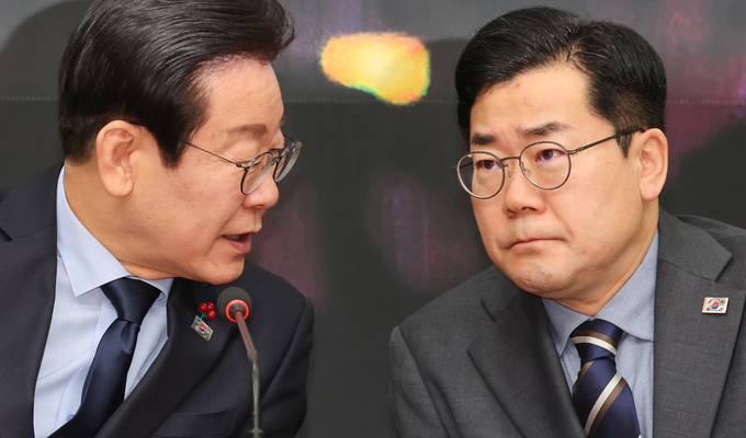 더불어민주당 이재명 대표와 박찬대 원내대표가 18일 국회에서 열린 최고위원회의에 참석해 발언하고 있다. (사진=연합뉴스)