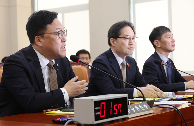 김병환 금융위원장이 18일 서울 여의도 국회에서 열린 정무위원회 전체회의에서 의원질의에 답하고 있다. (사진=연합뉴스 제공)