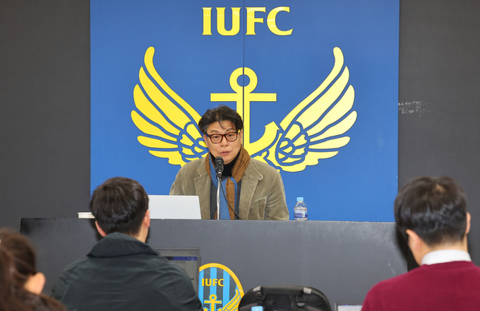 19일 인천유나이티드 비상혁신위원회 기자회견에서 최대혁 위원장이 발언하고 있다. ( 사진 = 연합뉴스 )