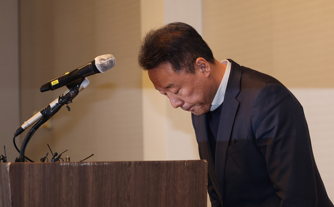 고개 숙인 송경호 제주항공 경영지원본부장 (사진=연합뉴스 제공)