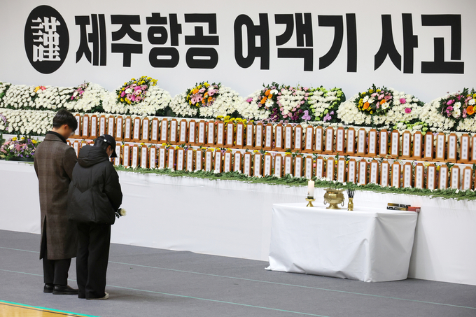 30일 오전 전남 무안군 무안종합스포츠파크에 마련된 제주항공 여객기 사고 희생자 합동분향소에서 조문객들이 묵념하고 있다. (사진=연합뉴스 제공)