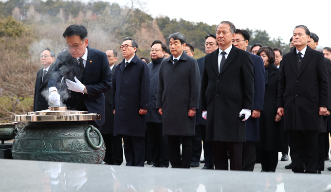 최상목 대통령 권한대행 부총리 겸 기획재정부 장관이 2025년 새해 첫날인 1일 국립서울현충원을 찾아 현충탑에 분향하고 있다. (사진=연합뉴스)